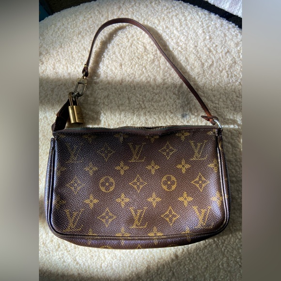 Vintage Authentic Louis Vuitton Pouchette (2001) - Picture 6 of 12